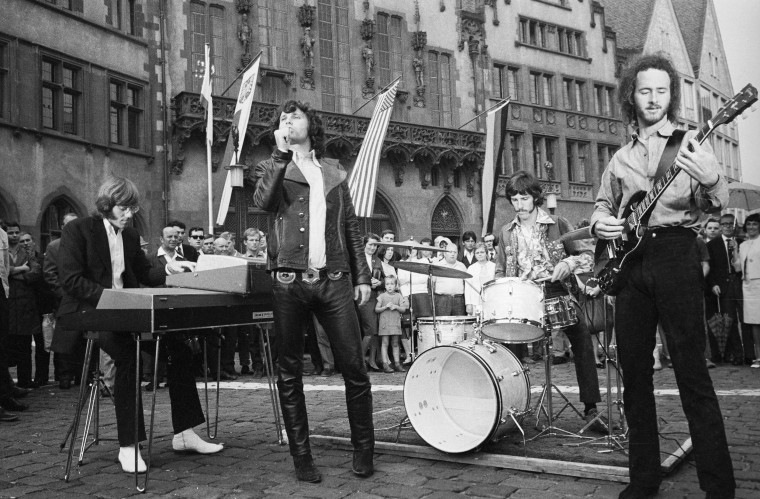Las puertas cantando en la calle