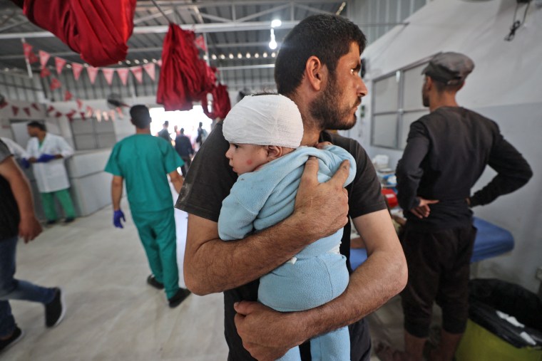Uma criança ferida foi realizada após ser tratada no Hospital Al-Auda, no centro de Gaza.