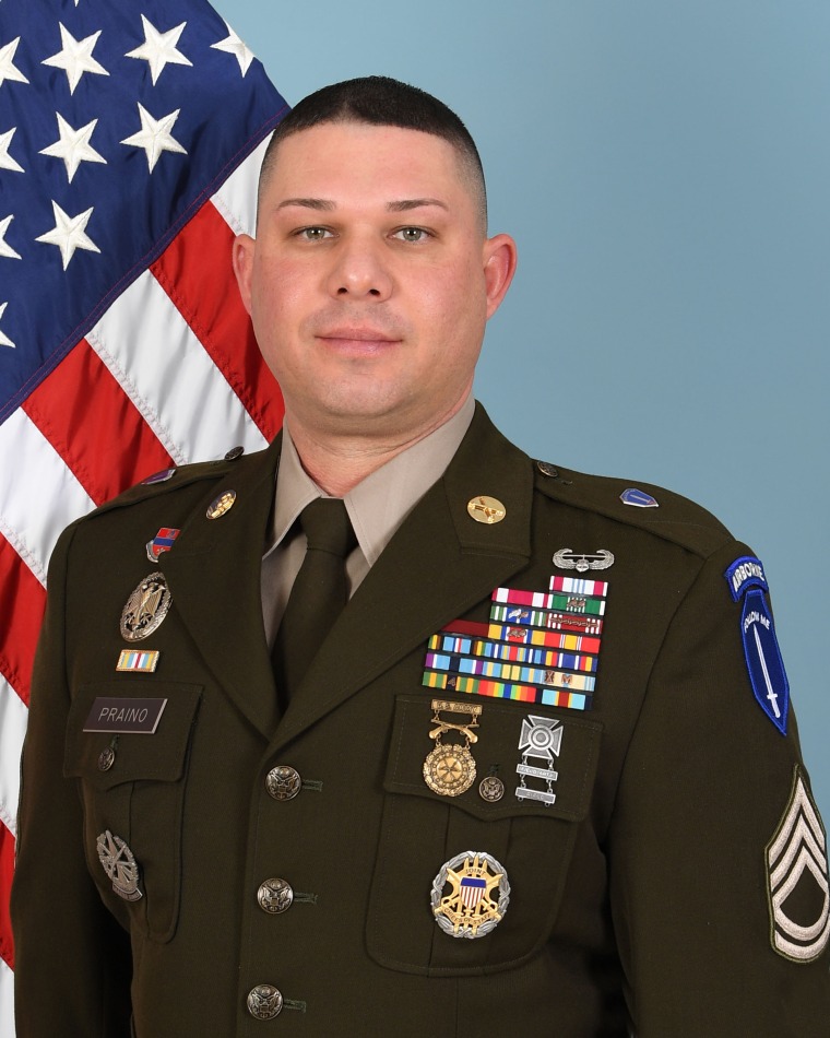 Christopher Preno se destaca como um retrato em um uniforme da Força Aérea em frente à bandeira americana