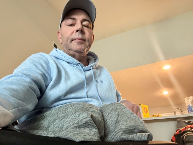Brent é uma selfie de Brent novamente em sua cadeira de rodas dentro de sua casa