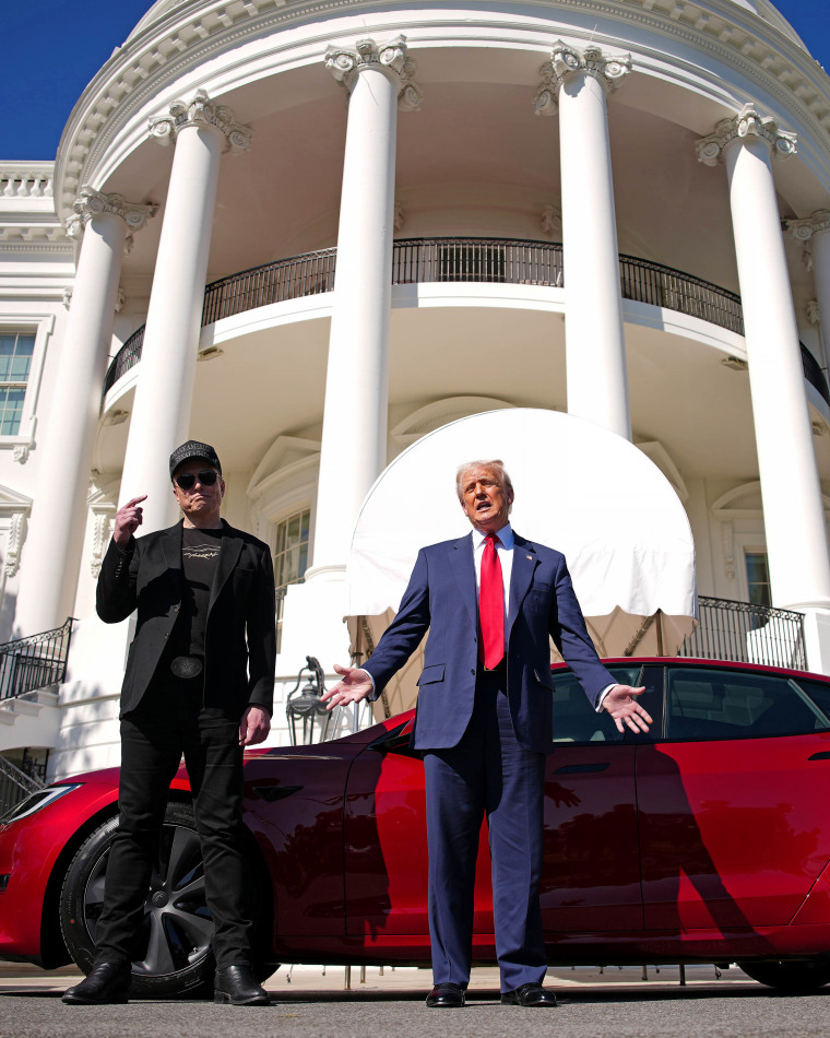Presiden Trump dan Elon Musk berbicara bersama kendaraan Tesla di Gedung Putih