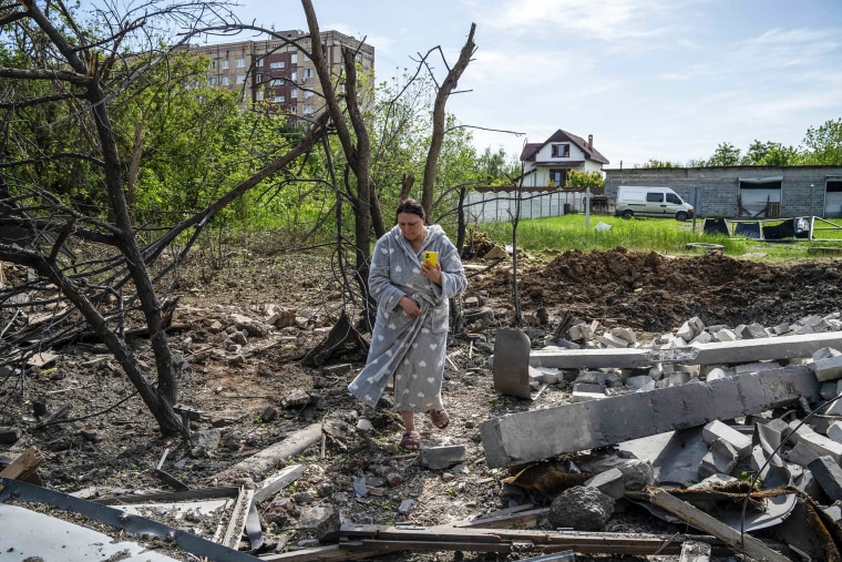 Russian airstrikes hit residential area in Kramatorsk, leaving hundreds without power