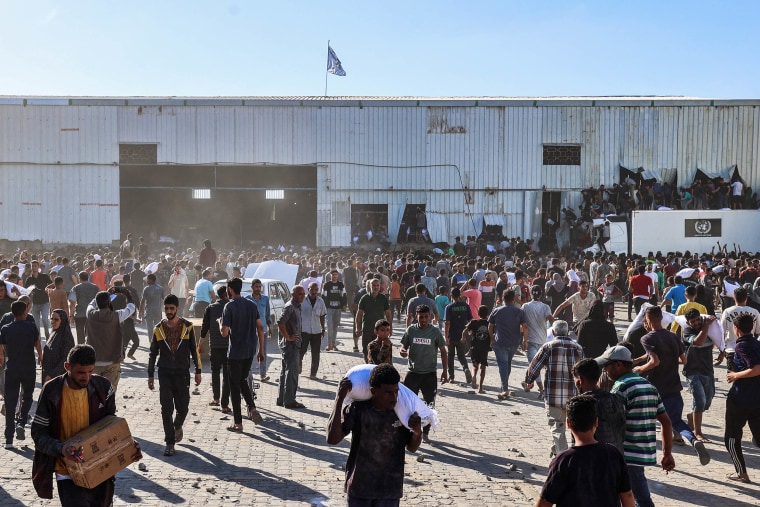 The chaotic first days of a new food aid regime in Gaza backed by the U.S. and Israel The chaotic first days of a new food aid regime in Gaza backed by the U.S. and Israel
