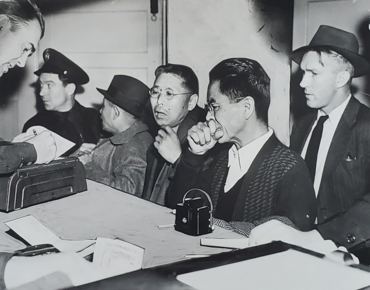 O FBI deteve centenas de homens japoneses americanos na ilha terminal depois que a bomba foi lançada em Pearl Island em 122. Muitos foram separados de suas famílias por meses.
