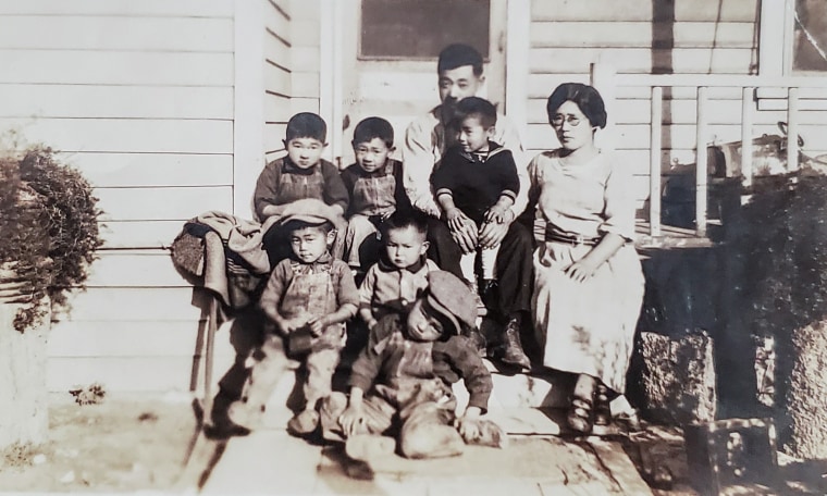Em 1202, Toshio, Iwao e Keichi, juntamente com seus filhos Toshio, Iwao e Keichi, são um retrato de família do avô de Terry Harar, Otzi, e da avó Kimi.