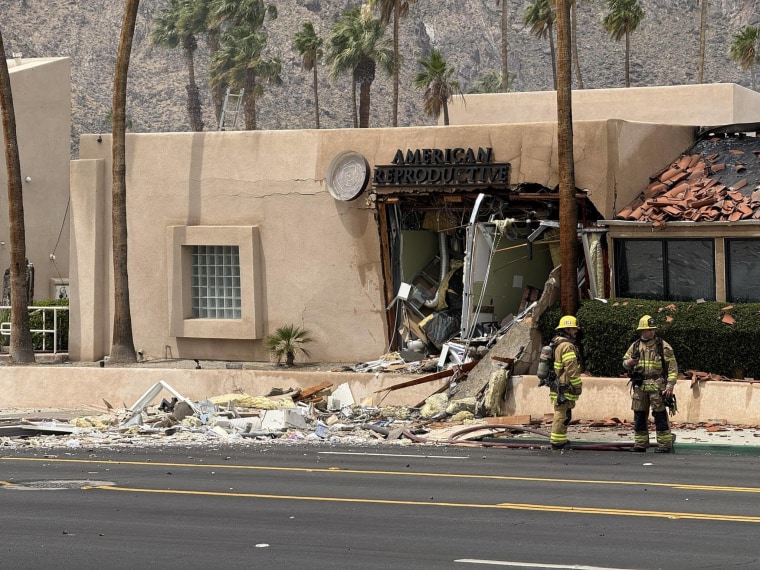 Bomberos en la zona de la explosión en Palm Springs, California, el 17 de mayo de 2025.