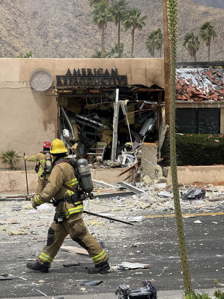 Un bombero frente a la oficina dañada por la explosión en Palm Springs, California, este sábado.