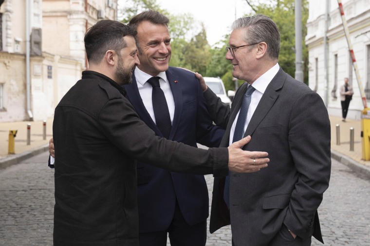 El presidente ucraniano, Volodymyr Zelensky (izquierda), el primer ministro británico, Keir Starmer (derecha), y el presidente francés, Emmanuel Macron (centro), durante una reunión en Kiev, Ucrania, el sábado 10 de mayo.