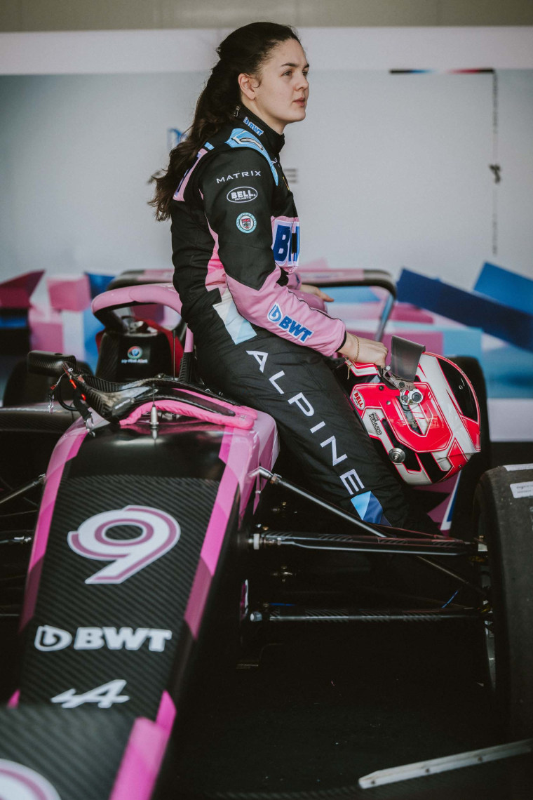 Abbi ciągnięcie Wielkiej Brytanii i Rodina Motorsport (9) patrzy w garaż przed 1 Jeddah Akademii F1 na obwodzie Corniche w Jeddah w dniu 06 marca 2024 r. W Dżuddzie w Arabii Saudyjskiej.