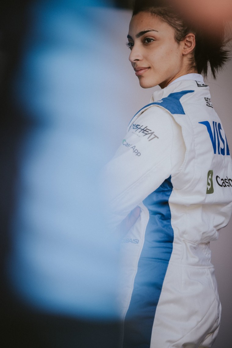 Amna Al Qubaisi z Zjednoczonych Emiratów Arabskich i MP Motorsport (88) przygotowuje się do jazdy w garażu przed treningiem przed 1 Jeddah Akademii F1 na obwodzie Jeddah Corniche w dniu 07 marca 2024 r. W Dżeddah w Arabii Saudyjskiej.