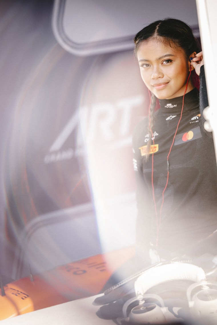 Bianca Bustamante z Filipin i sztuka Grand Prix (16) patrzy w garaż przed treningiem przed Akademią F1 w rundzie 7 w Yas Marina Circuit w dniu 06 grudnia 2024 r. W Abu Zabi, Zjednoczone Emiraty Arabskie.