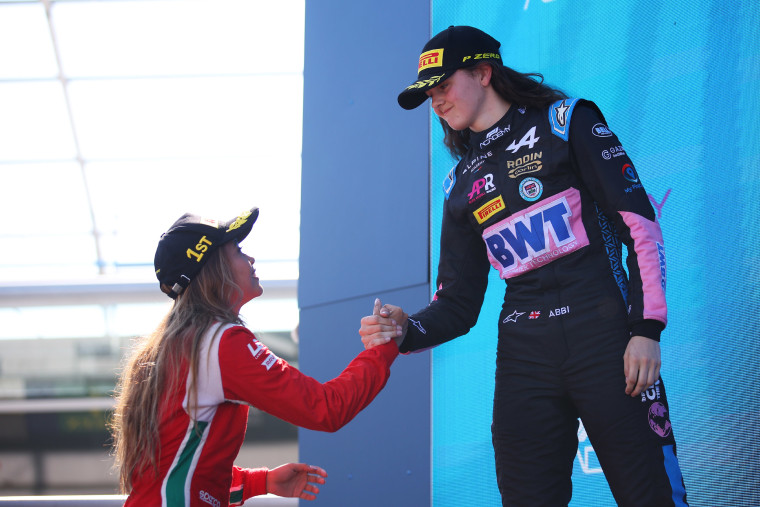 O vencedor da corrida, Bianca Bustamante, das Filipinas e Prema Racing (16), comemora com Abbi na segunda posição da Grã -Bretanha e Rodin Carlin (10) no pódio após a corrida 3 da Rodada 5 da F1 Academy Series: Monza, em Autodromo Nazionale Monza, em 9 de julho, 2023 no Monza, em Autodromo Nazionale, em 9 de julho, 2023 no Monza em Monza, em Autodromo Nazionale. 