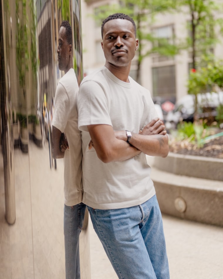 The Buck Mason Field Spec white t-shirt is made of a thick heavy weight cotton that still manages to feel breathable.