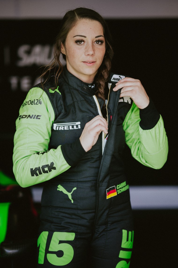 Carrie Schreiner z Niemiec i Campos Racing (15) przygotowuje się do jazdy w garażu podczas ćwiczeń przed drugą runią Miami z F1 Academy w Miami International Autodrome w dniu 3 maja 2024 r. W Miami na Florydzie.