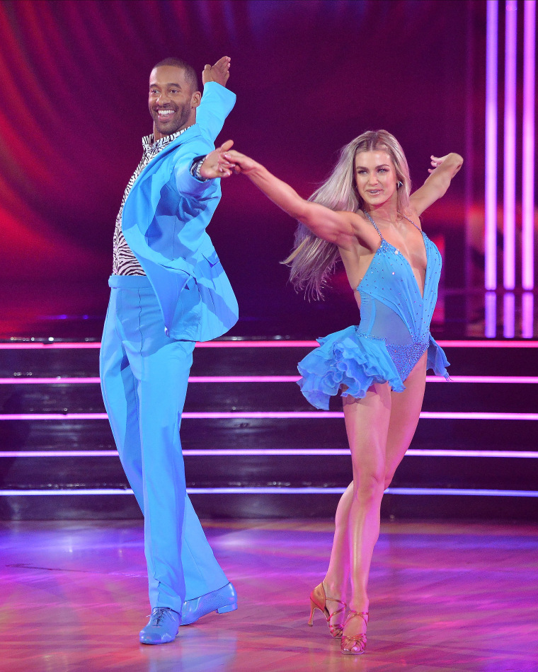 อดีต “DWTS” Pro Lindsay Arnold ว่าทำไมนักเต้นจำนวนมากในรายการมีพื้นหลังมอร์มอน