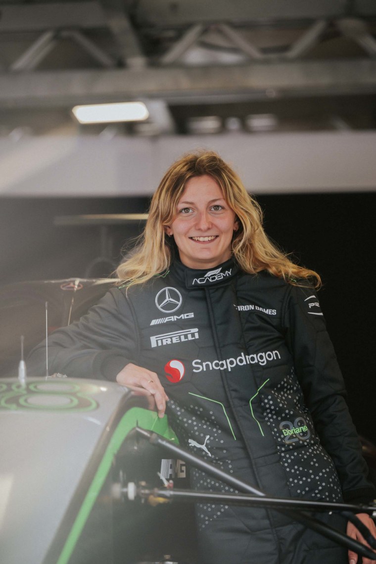 Doriane Pin of France i Prema Racing (28) patrzą na padoku podczas zapowiedzi przed F1 Academy Runda 3 w Circuit de Barcelona-Catalunya w dniu 20 czerwca 2024 r. W Barcelonie w Hiszpanii.