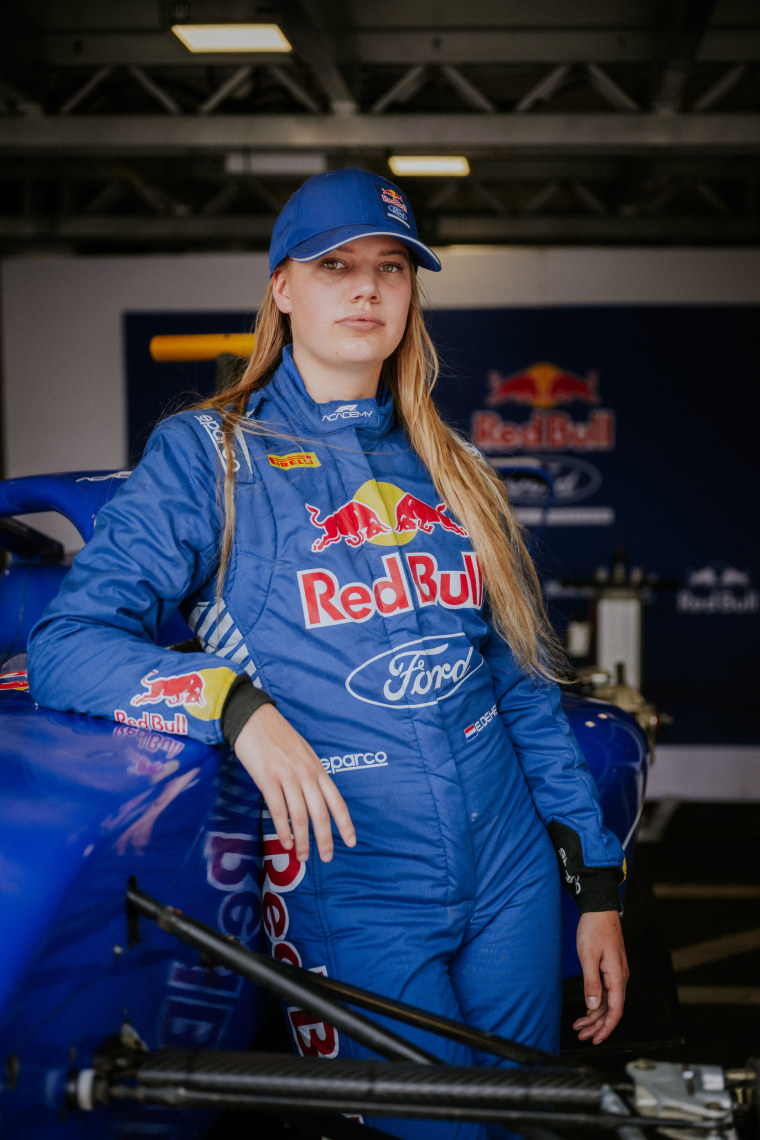 Emely de Heus z Holandii i MP Motorsport (7) pozwala na zdjęcie w garażu przed drugą rundę Miami Race 2 w Akademii F1 w Miami International Autodrome w Miami w dniu 05 maja 2024 r. W Miami na Florydzie.