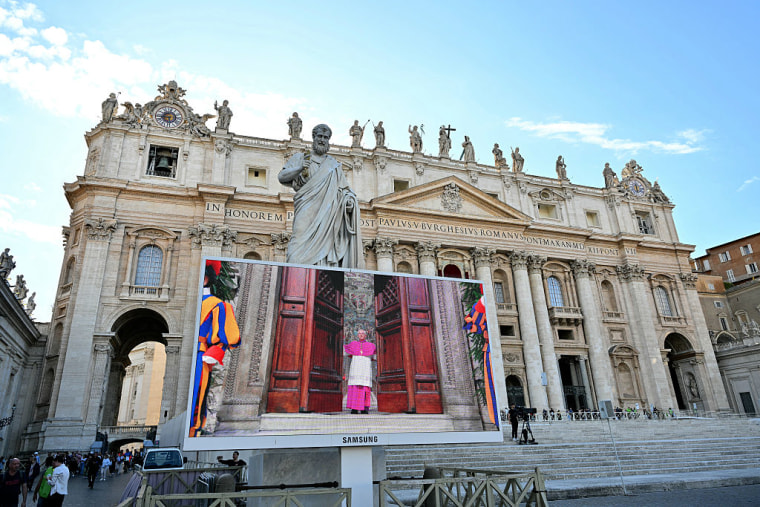 Giovanni Ravelli, Maestro de las Ceremonias Litúrgicas Pontificias, cierra las puertas de la Capilla Sixtina y da inicio el cónclave.
