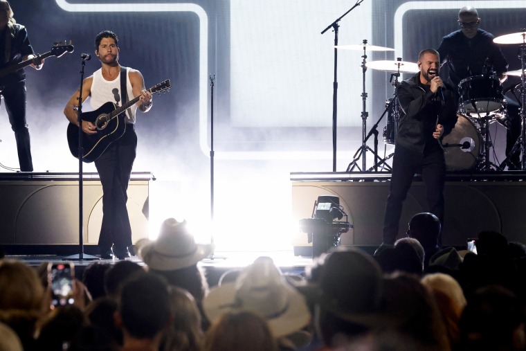Dan + Shay actúa en el escenario durante los 60 premios de la Academia de Música Country en el Centro Ford en The Star el 08 de mayo de 2025 en Frisco, Texas.