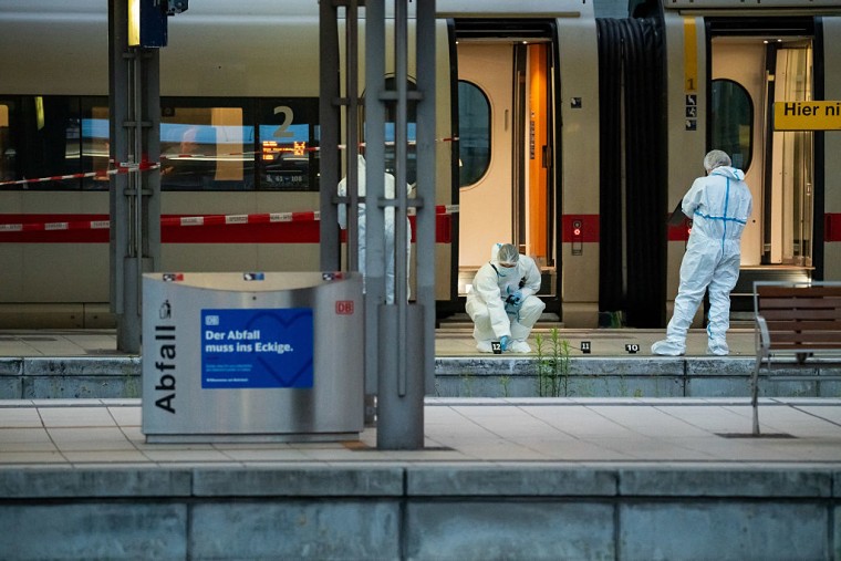 Ataque con cuchillo en estación de trenes en Alemania deja 17 heridos. Una  mujer es arrestada