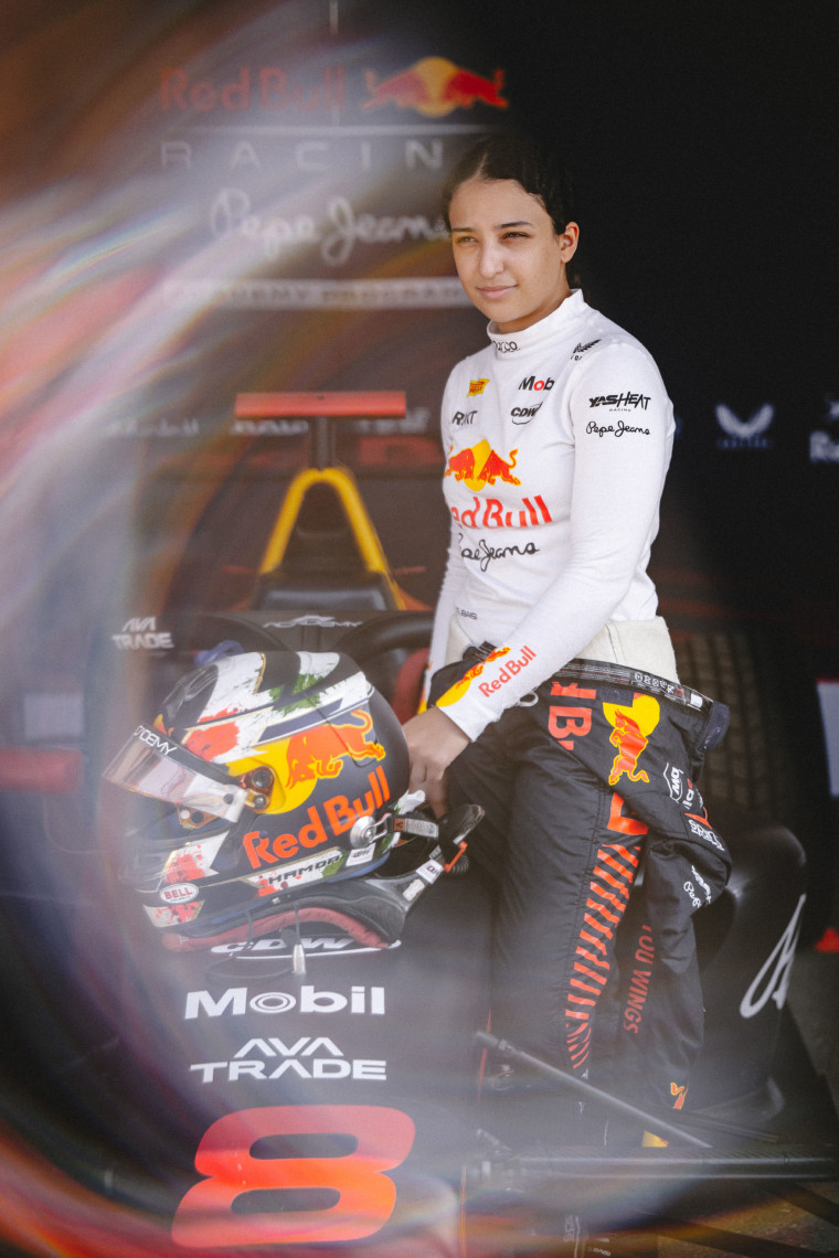 Hamda Al Qubaisi z Zjednoczonych Emiratów Arabskich i MP Motorsport (8) przygotowuje się do jazdy w garażu przed treningiem przed Akademią F1 w Rundzie 7 w Yas Marina Circuit w dniu 06 grudnia 2024 r. W Abu Zabi, Zjednoczone Emiraty Arabskie.