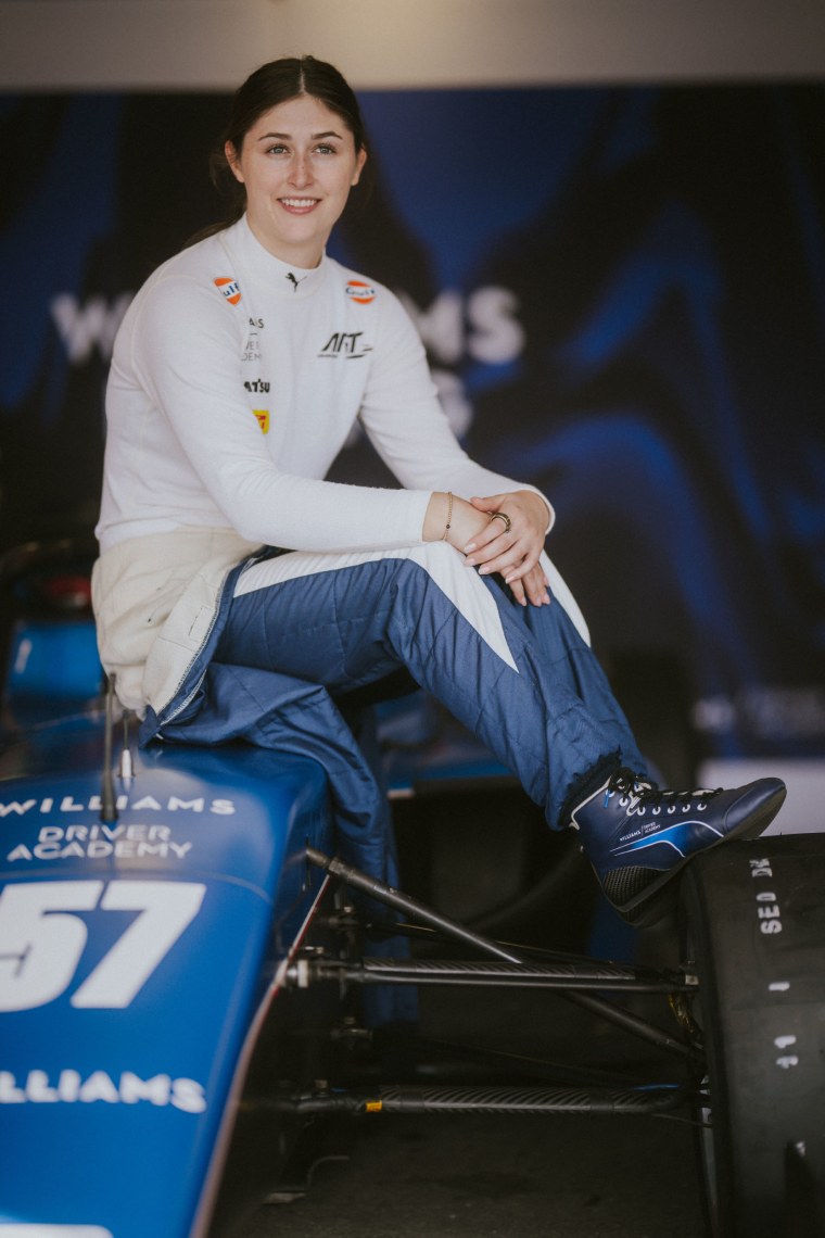 Lia Block of United States i Art Grand Prix (57) przygotowuje się do jazdy w garażu przed F1 Academy Runda Runda 6 Race 2 w LUSAIL International Circuit w dniu 1 grudnia 2024 r. W Lusail City w Kataru.