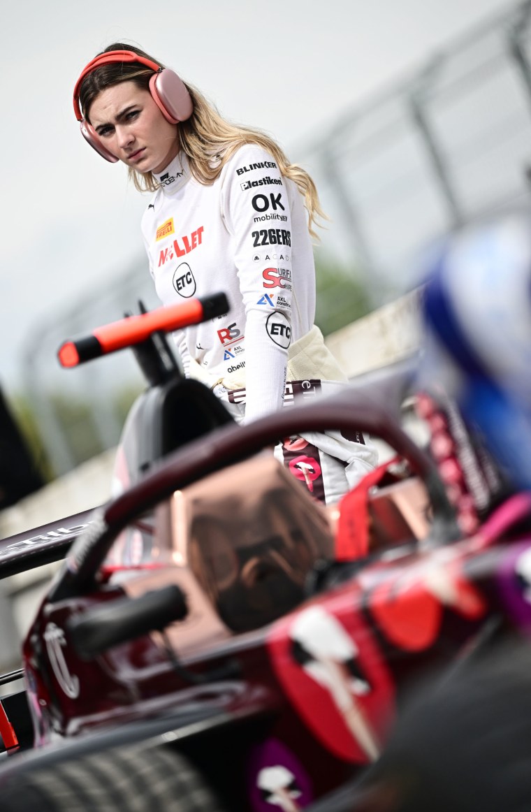 Lola Lovinfosse z Francji i Rodin Motorsport (3) przygotowują się do jazdy na padoku przed wyścigiem F1 Academy Rundzie 3 w Circuit de Barcelona-Catalunya 22 czerwca 2024 r. W Barcelonie w Hiszpanii.