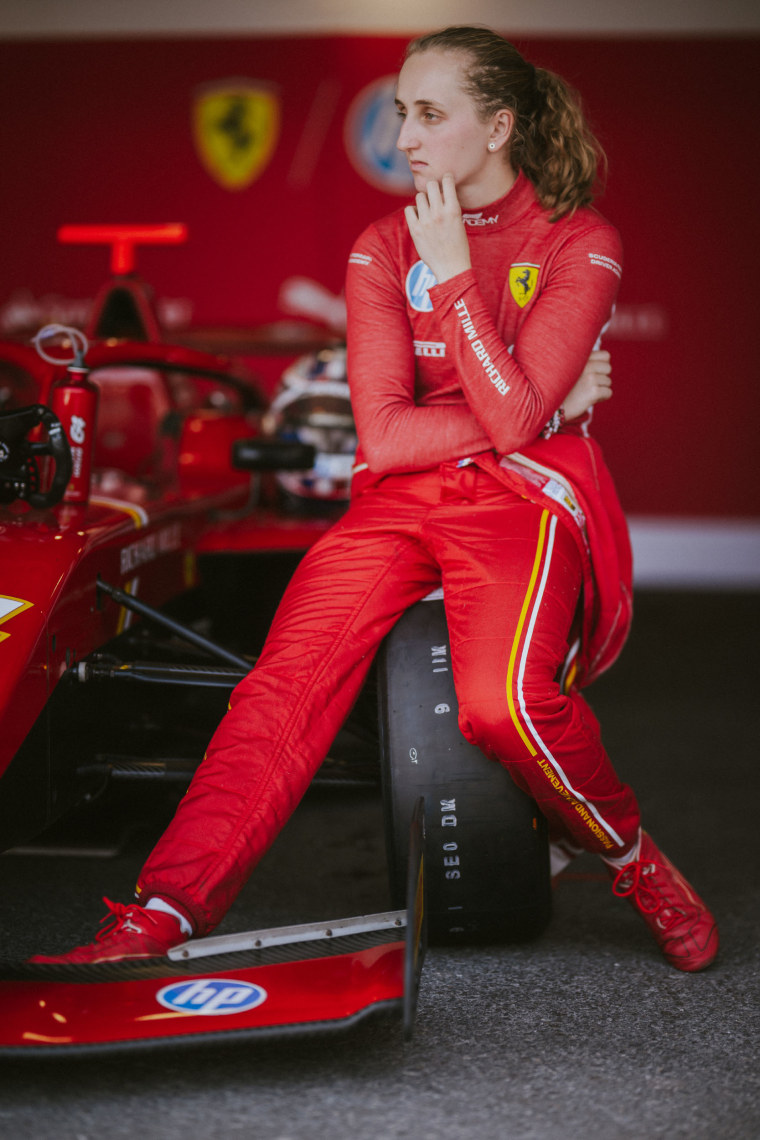 Maya Weug z Holandii i Prema Racing (64) przygotowują się do jazdy na padoku przed F1 Academy Runda Runda 6 Race 2 w Lusail International Circuit w dniu 01 grudnia 2024 r. W Lusail City w Kataru.