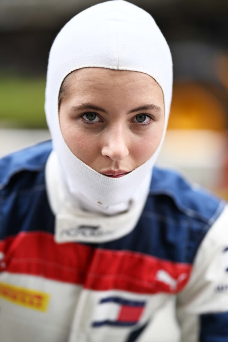 Nerea Marti z Hiszpanii i Campos Racing (30) przygotowuje się do jazdy na padoku przed wyścigiem F1 Academy Rundzie 1 w Marina Bay Street Circuit 21 września 2024 r. W Singapurze w Singapurze.