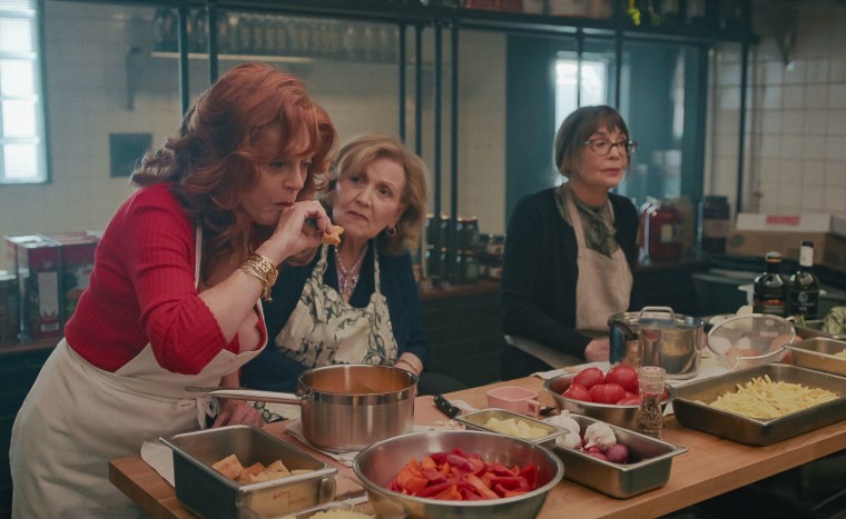 Susan Sarandon은 Nonnas에서 Teresa의 역할에서 Antonella와 Waist Shir의 역할에서 Jia의 역할에서 Vakkaro 브랜드의 역할을 맡았습니다.