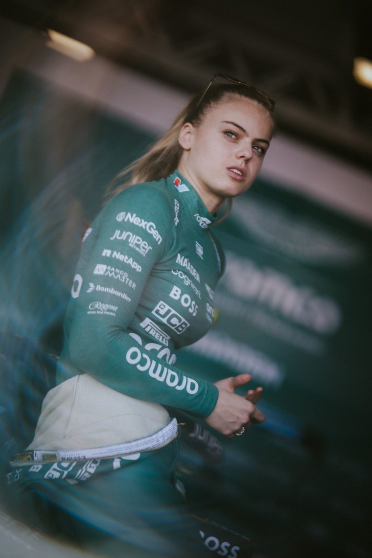 Tina Hausmann ze Szwajcarii i Prema Racing (19) przygotowuje się do jazdy na padoku przed F1 Academy Runda Runda 6 Race 2 w Lusail International Circuit w dniu 1 grudnia 2024 r. W Lusail City w Kataru.