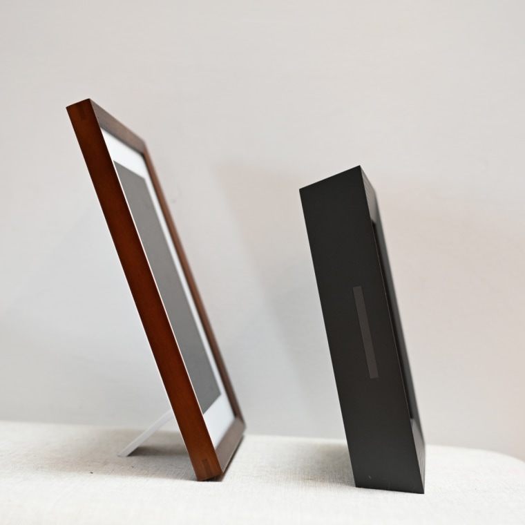 An image of the Skylight Frame 2 and Aura Mason in-profile — the Skylight is much thinner.