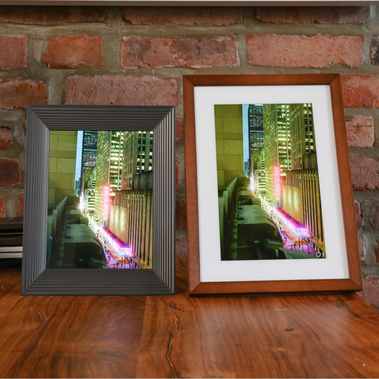 A side-by-side of the Aura Mason and Skylight Frame 2, both displaying a photo of Radio City in NYC.