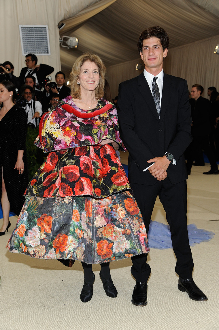 Caroline Kennedy y Jack Schlossberg asisten "Rei Kawakubo/Comme des Garcons: Art of the In Between" Costume Institute Gala - Llegadas al Museo Metropolitano de Arte el 1 de mayo de 2017.
