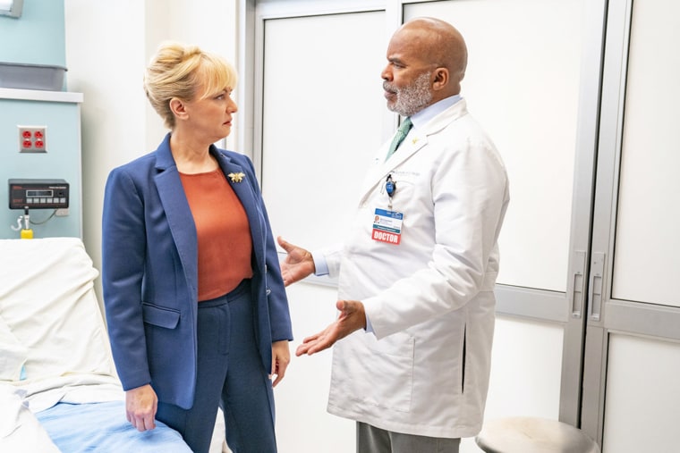 Wendi McLendon-Covey como Joyce y David Alan Grier como el Dr. Ron en "St. Denis Medical."