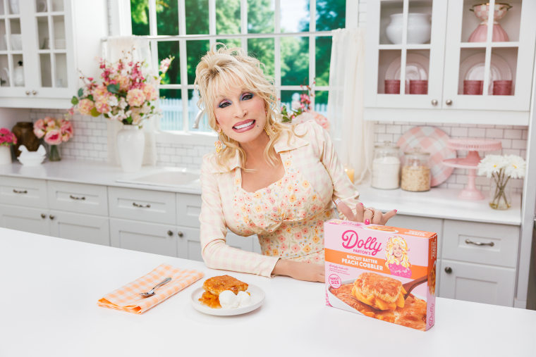 Dolly Parton przechodzi teraz inspirowane na południe mrożone posiłki.