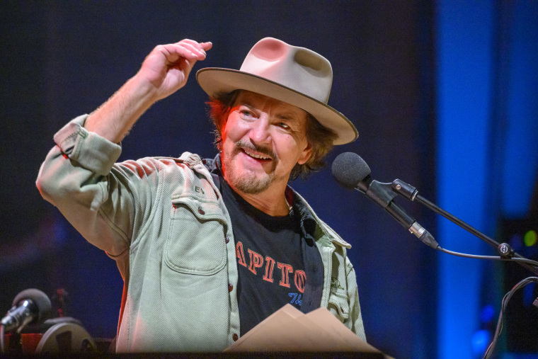 Exclusive: Eddie Vedder ของ Pearl Jam เก่งในตัวอย่าง “Time Issue”
