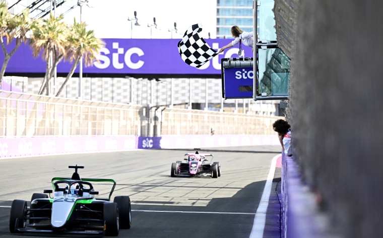 O vencedor da corrida de Pin Doriane da França e Prema Racing (28) leva a bandeira quadriculada durante a 1 Raça 1 Jeddah Round 1 da F1 Academy.