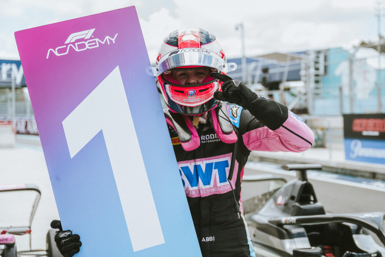 O vencedor da corrida, Abbi, da Grã -Bretanha e Rodin Motorsport (9), comemora durante a 2 Miami Race 2 Round da F1 Academy.