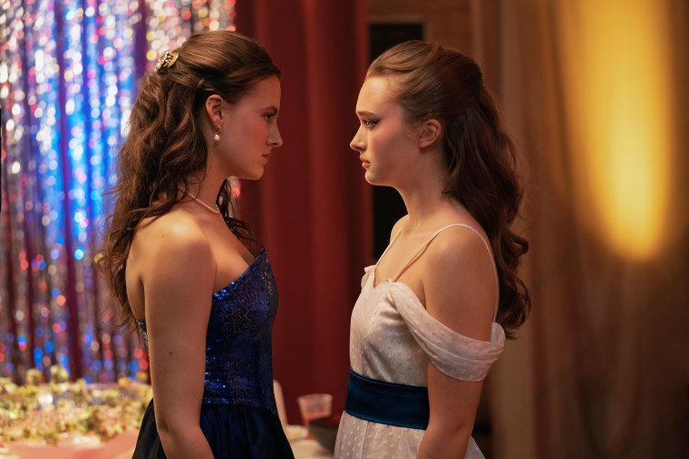 Fina Strazza como Tiffany Falconer e India Fowler como Lori Granger en "Fear Street: Reina del baile de graduación."