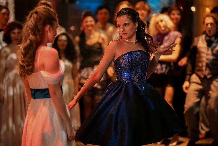 Índia Fowler como Lori Granger e Fina Strazza como Tiffany Falconer 