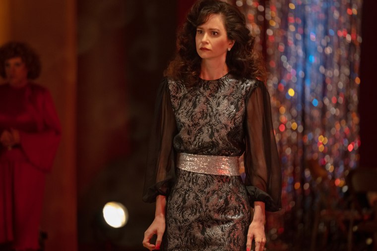 Katherine Waterston como Nancy Falconer 
