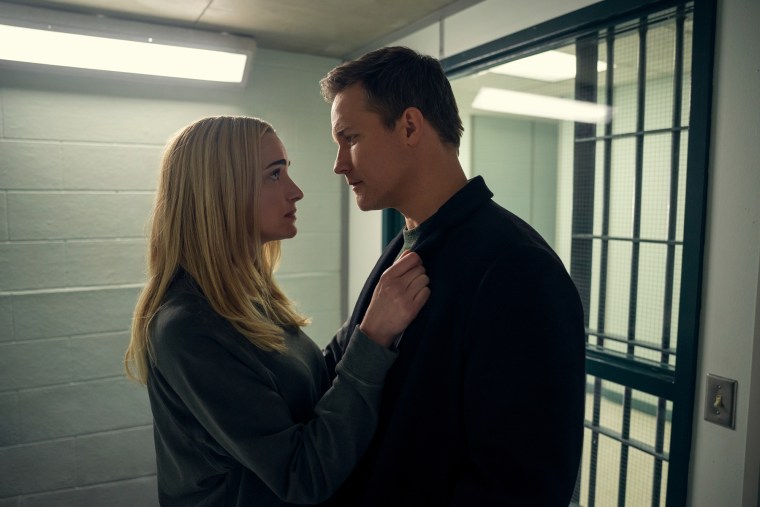 Brianne Howey como Georgia Miller, Scott Porter como Paul en el episodio 301 de Ginny y Georgia.