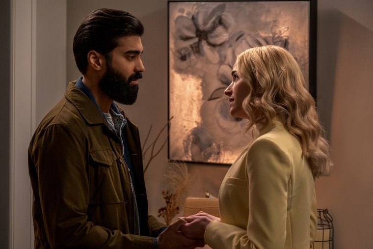Raymond Ablack como Joe, Brianne Howey como Georgia en el episodio 209 de Ginny y Georgia.