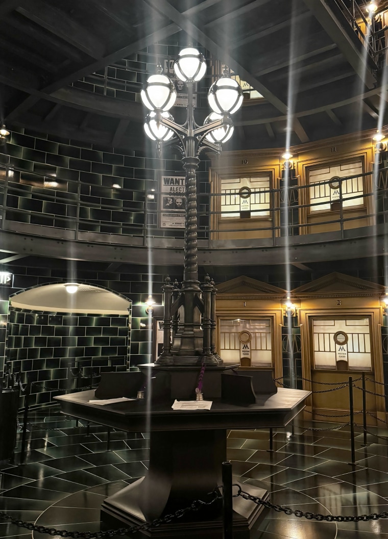 As cabines de recepção e os pôsteres procurados estão dentro do ministério da magia. 