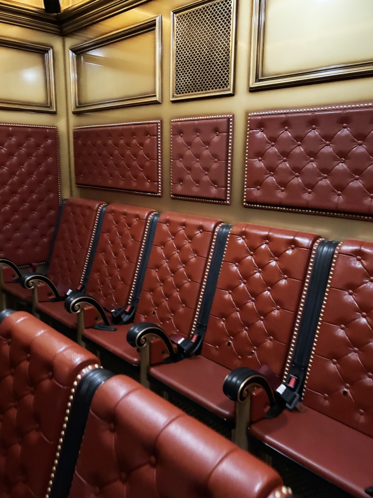 Um elevador de 14 assentos o transporta através de Harry Potter e a batalha no ministério.