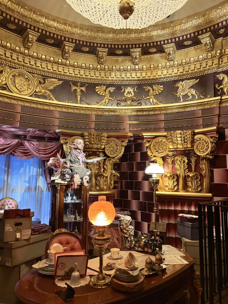 O escritório de Dolores Umbridge é um dos quartos que aparecem na cauda de Harry Potter e a batalha no ministério.