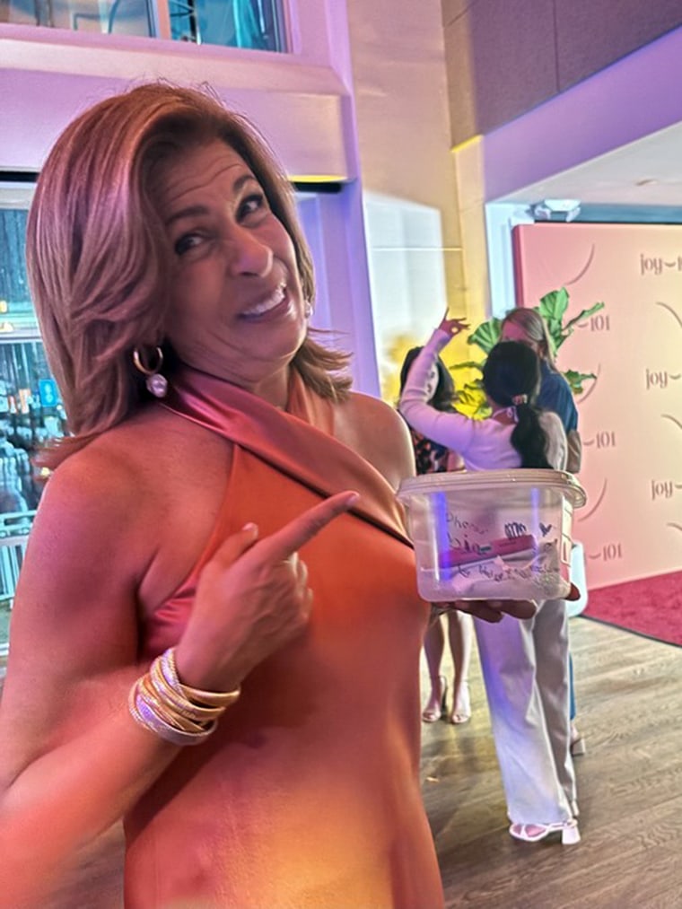 Hoda Kotb podtrzymuje swój kosz, biorąc udział w wydarzeniu na premierę Joy 101 w Nowym Jorku.