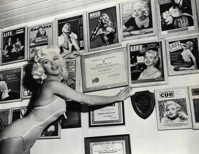Jayne Mansfield com prêmios de parede e tampas