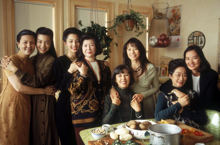 Da esquerda: Kieu Chinh, Ming-N Wen, Tamlyta Tomata, Tsyn Tomás, Kynow Tom, Lauren Tom, Lisa Lu e Rosalind Chao 